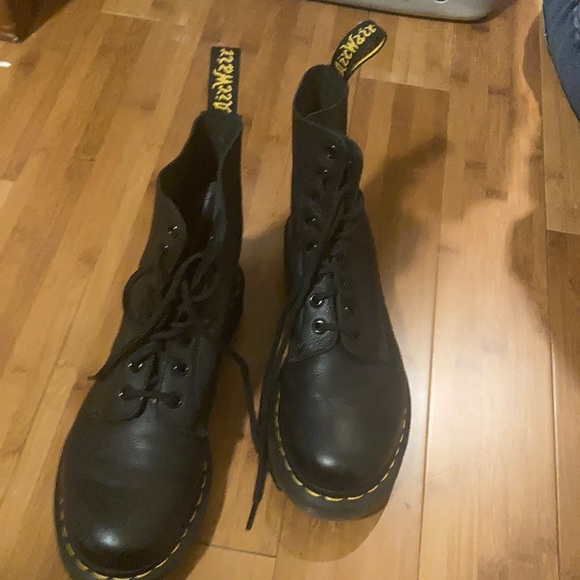 Dr. Martens Shoes - Size US 8 doc martins